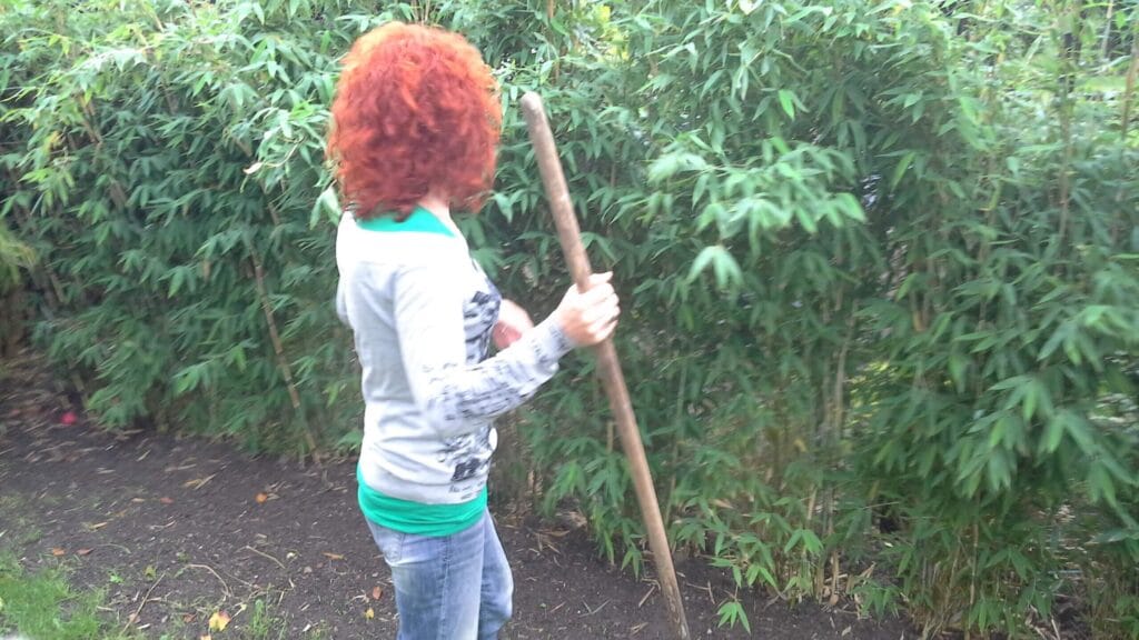 Kvinde der arbejder med bambushæk